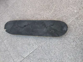 Skate con diseño de calaveras y personajes