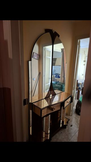 Espejo de tocador con detalles dorados.