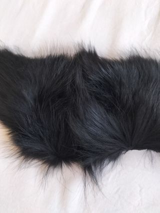 Cuello de pelo largo negro