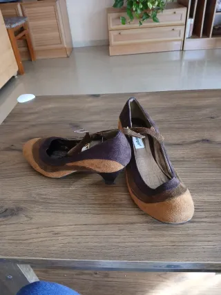 Zapatos de tacón beige y marrón