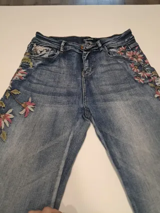 Vaqueros Desigual bordados Talla M