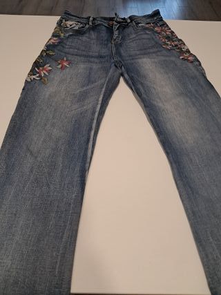 Vaqueros Desigual bordados Talla M