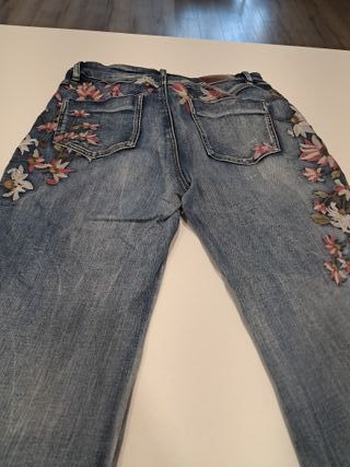 Vaqueros Desigual bordados Talla M