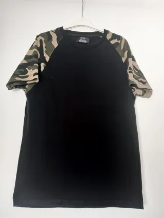 1,50€Camiseta BERSHKA Negra Talla M Camuflaje