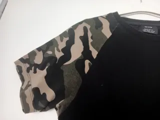 1,50€Camiseta BERSHKA Negra Talla M Camuflaje