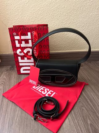 Bolso Diesel negro con logo D