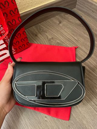 Bolso Diesel negro con logo D