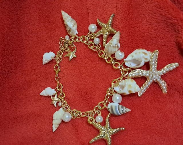 Pulsera dorada conchas y estrellas