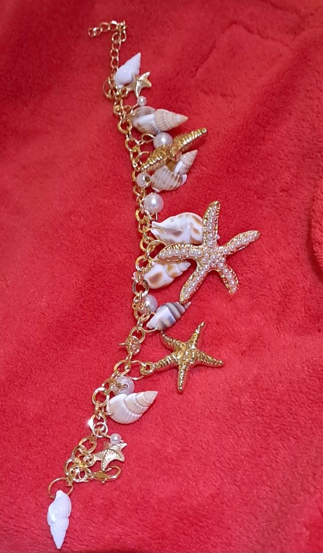 Pulsera dorada conchas y estrellas