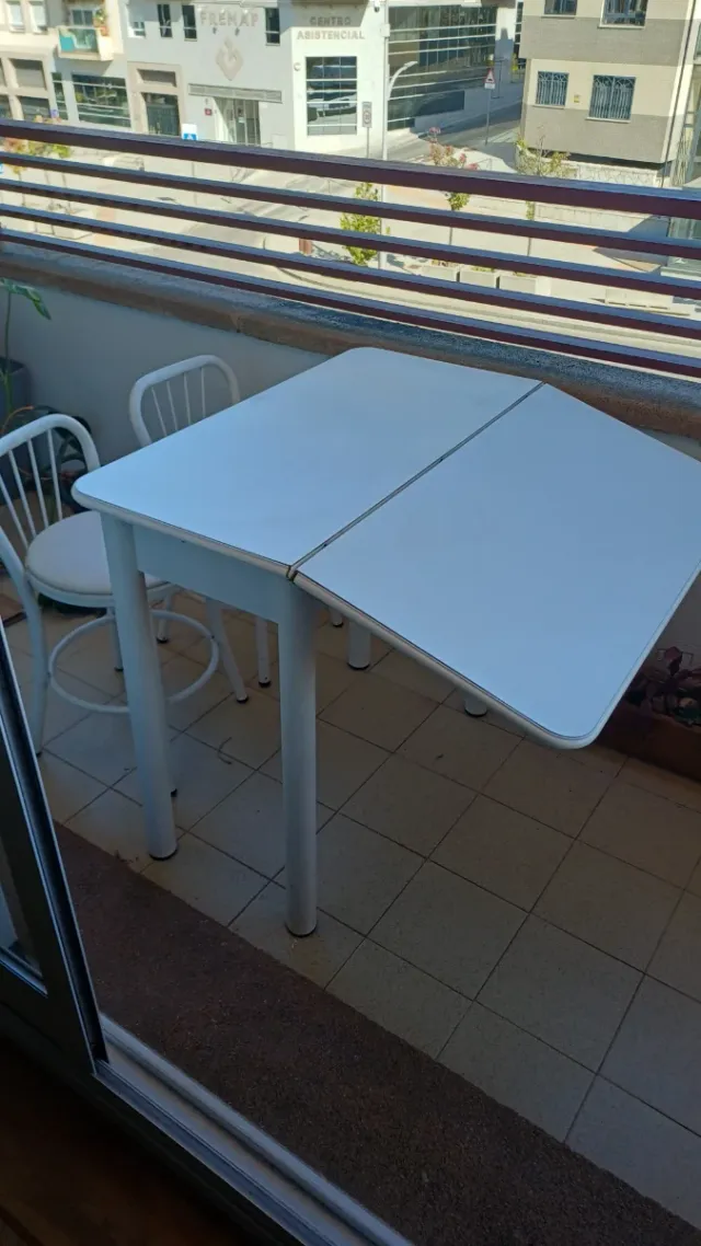 2 sillas blancas y mesa desplegable de regalo