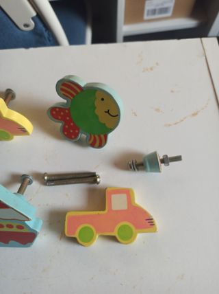 Tiradores de madera para muebles infantiles