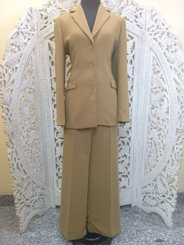Traje pantalón camel con rayas