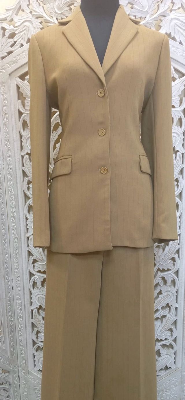 Traje pantalón camel con rayas