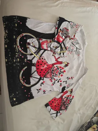 Blusa con estampado de bicicleta y flores