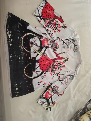 Blusa con estampado de bicicleta y flores