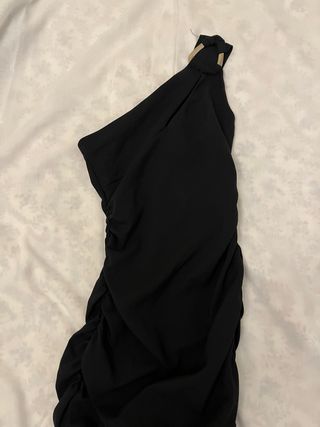 Vestido negro asimétrico con detalle de anilla