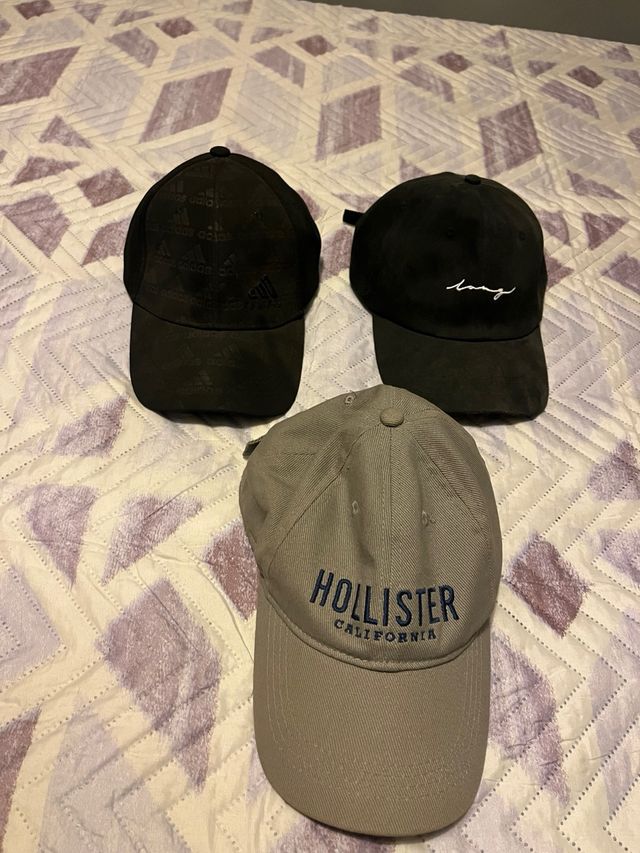 Pack 3 Gorras Adidas ,Hollister y otra sin marca.