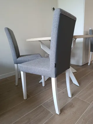 Sillas de comedor grises y blancas
