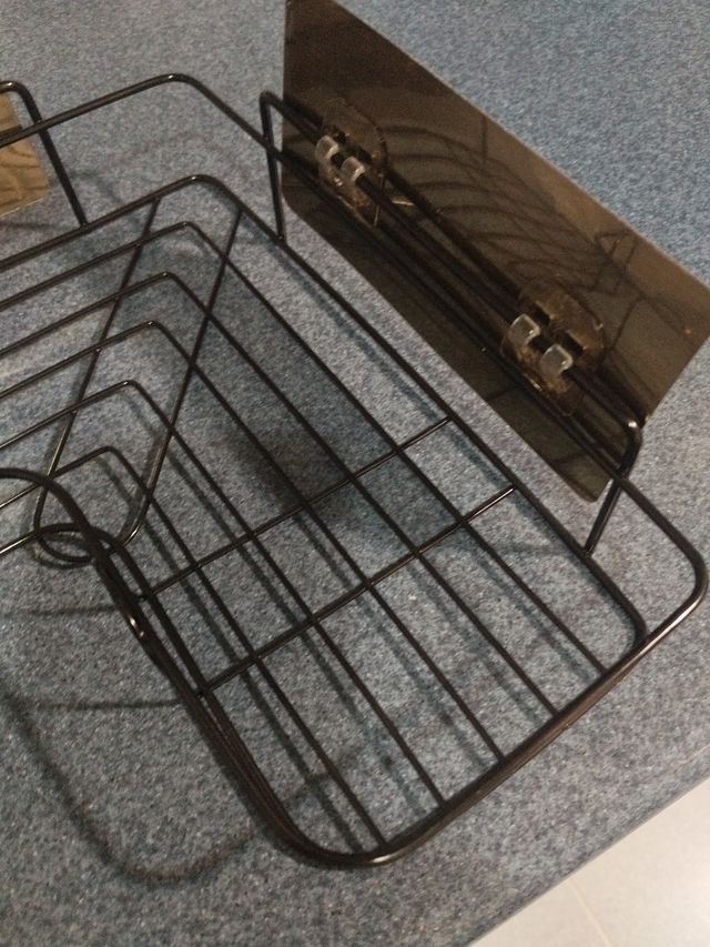 Estante de esquina metálico y madera