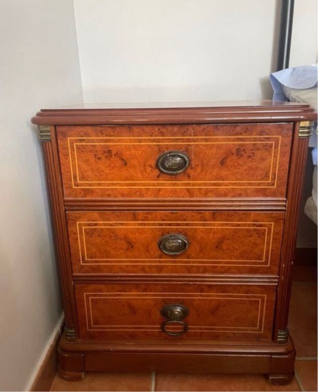 Mesita de noche de madera con detalles dorados