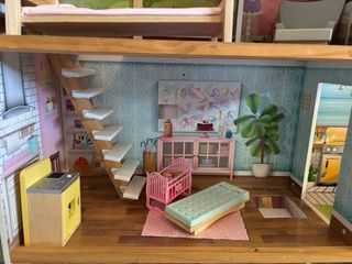 Casa de muñecas de madera