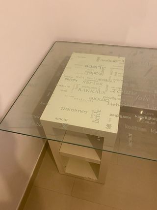 Mesa de cristal con diseño de palabras