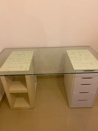 Mesa de cristal con diseño de palabras