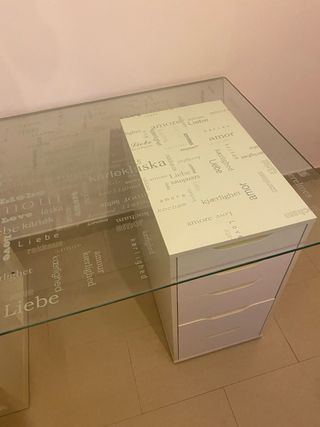 Mesa de cristal con diseño de palabras