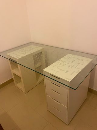Mesa de cristal con diseño de palabras