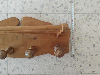 Perchero de madera con barra