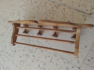 Perchero de madera con barra