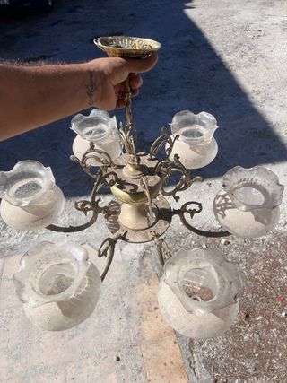 Lámpara de araña antigua dorada