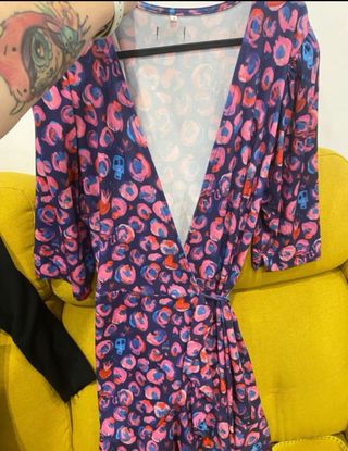 Vestido cruzado estampado lilas y rosas