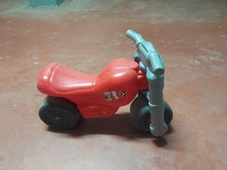 Moto de juguete roja y gris