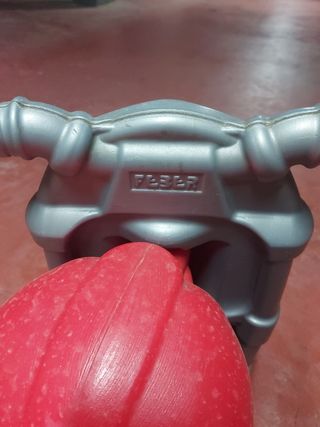 Moto de juguete roja y gris