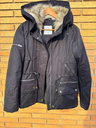 Cazadora negra con capucha y pelo