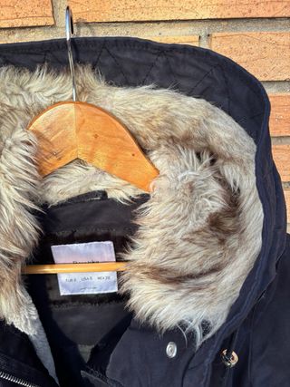 Cazadora negra con capucha y pelo