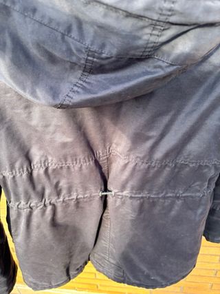 Cazadora negra con capucha y pelo