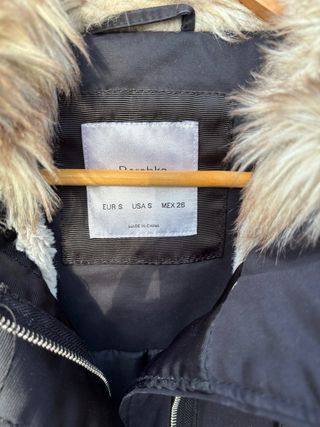 Cazadora negra con capucha y pelo