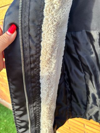 Cazadora negra con capucha y pelo