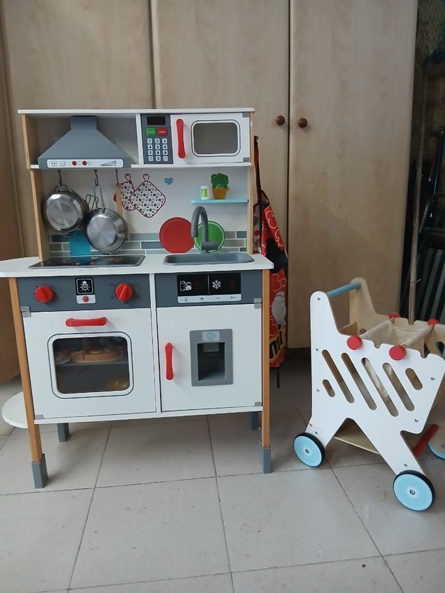 Cocina de juguete con carrito