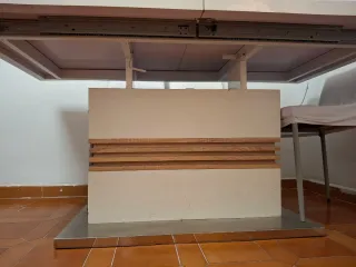 Mesa de comedor moderna beige y blanca