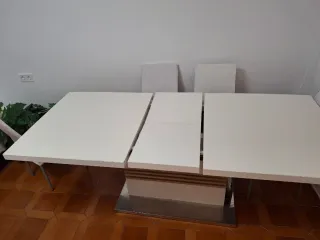 Mesa de comedor moderna beige y blanca