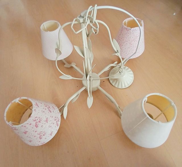 Lámpara de techo beige con pantallas .