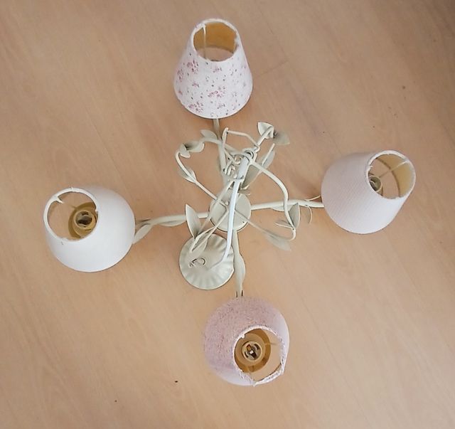 Lámpara de techo beige con pantallas .