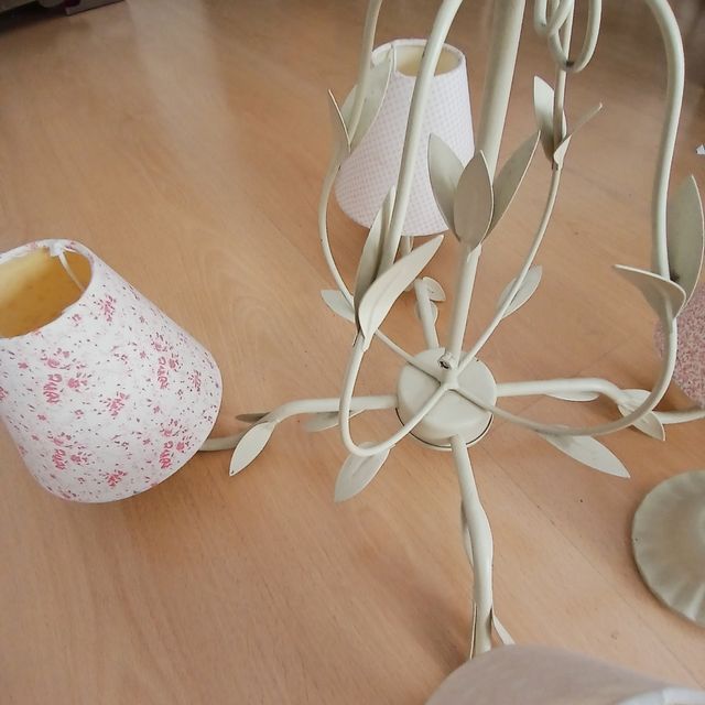 Lámpara de techo beige con pantallas .