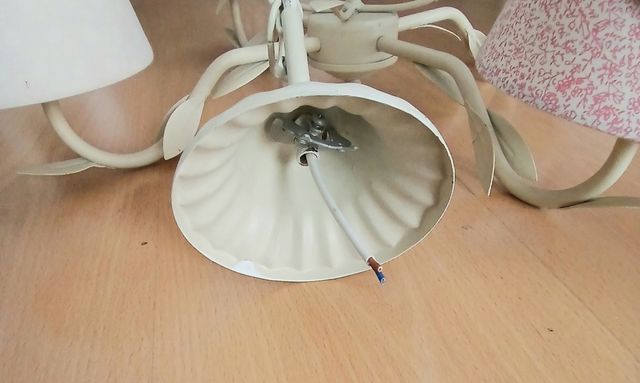 Lámpara de techo beige con pantallas .