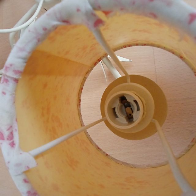 Lámpara de techo beige con pantallas .