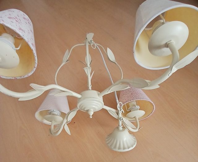 Lámpara de techo beige con pantallas .