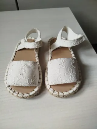Sandalias Niña Blancas Bordadas